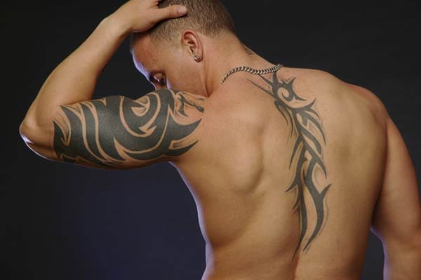 Tribal-Tattoos sind auffällig und prangen meist auf einem dicken Oberarm. Sie sind prollig, aber eben auch sehr männlich. Bei Kerlen mit solch einer Tätowierung müssen Frauen sich auf schnellen, uninspirierten Sex einstellen.