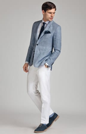 Sakko, Krawatte und Einstecktuch - so macht es der Hersteller Scabal vor. Und selbst junge Männer kleiden sich derzeit gerne wie ein Gentleman (Sakko 695 Euro, Hose 395 Euro, Hemd 280 Euro).