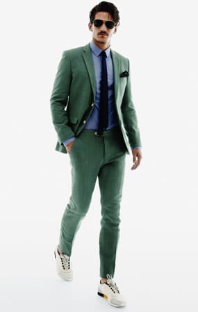 Anzug Ja, aber modisch muss er aussehen: So kleidet sich der moderne Gentleman. H&M schlägt für ihn etwa eine grüne Kombination vor (Blazer 99 Euro, Hose ca. 40 Euro).