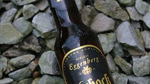 15. Eggenberger Urbock, Gesamtnote 3,83: Der hohe Alkohol-Gehalt ist zunächst das Auffälligste an diesem extrem schweren Bier, das neun Monate im Keller gelagert wird. Malz ist hier deutlich spürbar, zudem bahnt sich eine Menge Süße ihren Weg – und auch ein wenig Zimt. Ein Tester urteilt, der Trunk sei eher wie ein Brandy zu genießen. Dennoch vergeben zwei andere Tester die Note Sechs. 0,33 Liter kosten 2,29 Euro.