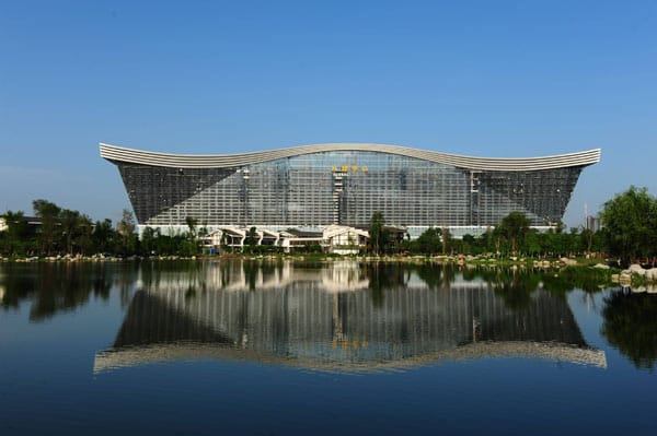 So sieht das größte Gebäude der Welt von außen aus. Es steht in der chinesischen Metropole Chengdu, das liegt in der Provinz Sichuan im Südwesten des Riesen-Reiches.