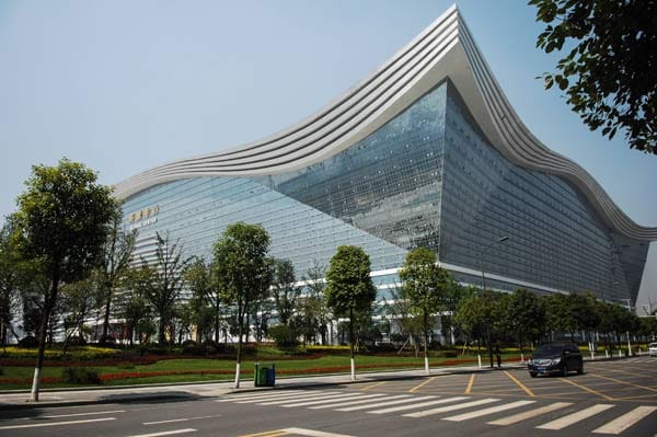 Das New Century Global Centre ist nur 100 Meter hoch, dafür aber einen halben Kilometer lang und 400 Meter breit. Der Koloss in Chengdu bietet rund 1,8 Millionen Quadratmeter Fläche. Zum Vergleich: Der Stuttgarter Einzelhandel bringt es auf rund 900.000 Quadratmeter.