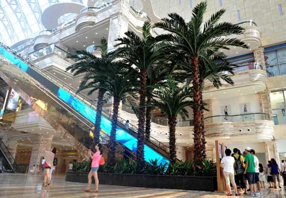 Zu den Attraktionen des New Century Global Centre zählen ein Wasserpark, eine Eislaufbahn, ein Kino mit 14 Sälen und mehrere Shoppingmeilen.