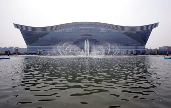 Das New Century Global Centre mit dem wellenförmigen Dach liegt an einem künstlichen See und ist das Herzstück eines neuen Viertels in Chengdu.