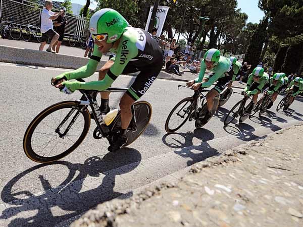 Fliegende Holländer: Das Team Belkin kämpft im Mannschaftszeitfahren der Tour in Nizza um jede Sekunde.