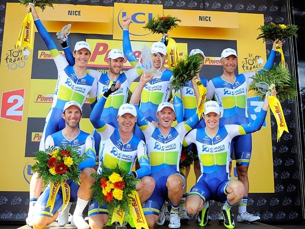 So sehen Sieger aus: Das erfolgreiche Team Orica-GreenEdge genießt seinen Auftritt nach dem Mannschaftszeitfahren auf dem Tour-Podium.
