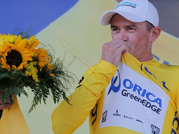 Vielen Dank für die Blumen: Doch Simon Gerrans, der neue Gesamtführend der Tour de France, hat vielmehr Gefallen am Gelben Trikot.
