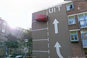 Auto-Installation an einer Hauswand im holländischen Den Haag.
