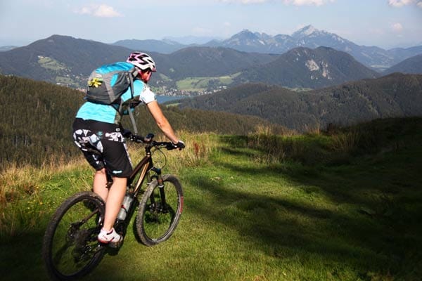 Gindelalmschneid: Mountainbiken mit Blick über den Schliersee bis zum Wendelstein.