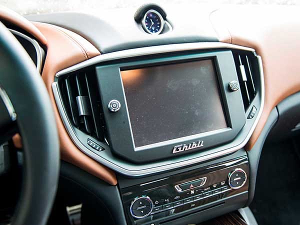 Der Touchscreen auf der Mittelkonsole heißt "Maserati Touch Control"