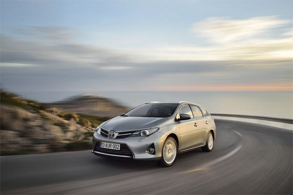 Nach Toyota-Angaben begnügt sich der Hybrid mit einem Norm-Gesamtverbrauch von 3,7 Litern bis 4,0 Litern Super auf 100 Kilometern. Die sparsamste Dieselversion liegt bei 4,2 Liter.