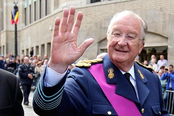 Der belgische König König Albert II. dankt ab. Der 79-jährige Monarch erklärte in einer Fernsehansprache in Brüssel, dass er sein Amt zum 21. Juli niederlegen wird. Thronfolger wird Alberts ältester Sohn, der 53 Jahre alte Prinz Philippe.