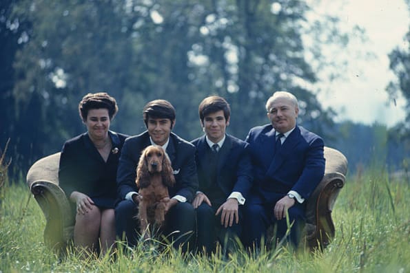 Diese Aufnahme aus dem Jahr 1968 zeigt Elisabeth Höllerich mit ihren Söhnen Roy Black (damals 25) und Walter samt Vater Georg (von links). Roy Black starb im Oktober 1991. Ein Jahr zuvor hatte sich sein Vater das Leben genommen. Nun ist Mama Elisabeth im Alter von 90 Jahren gestorben.