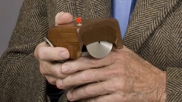 Der Erfinder der Computermaus, Douglas Engelbart, hält die Urversion der PC-Maus in den Händen.