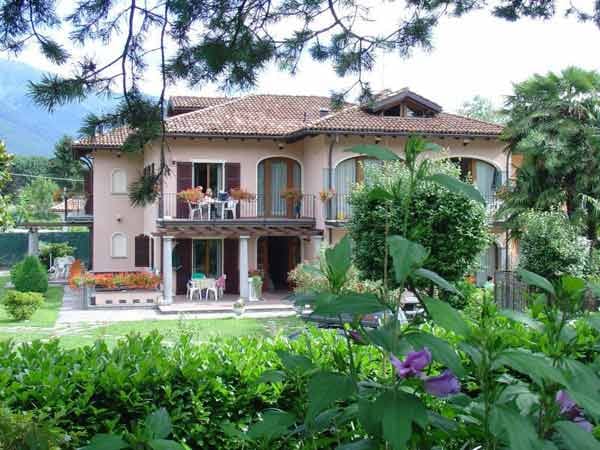 Residence Villa Margherita: Nur 300 Meter vom Ufer des Lago Maggiore entfernt, beherbergt dieser schnuckelige Familienbetrieb seine Gäste mitten in der Natur.