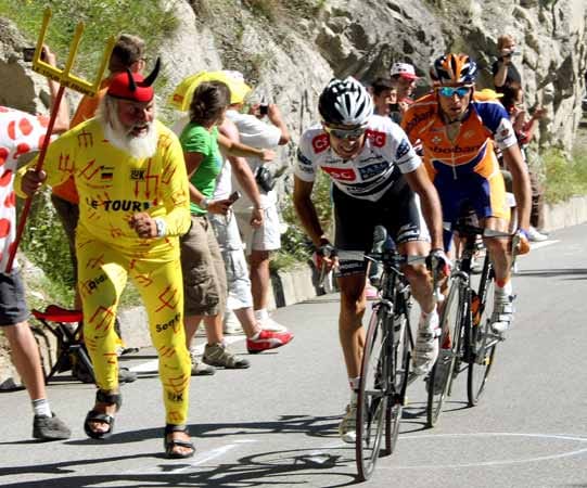 Der Tour-Teufel Didi Senft macht es vor: Nirgendwo feuern die Fans in ihren extravaganten Outfits die Fahrer lautstarker an als in Alpe d'Huez.