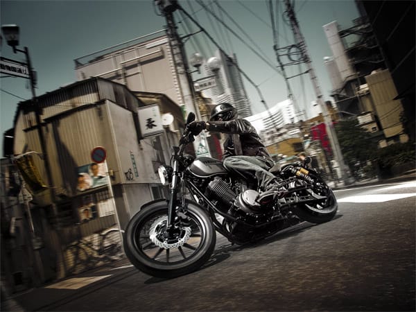 Motorräder im Retro-Look erfreuen sich derzeit großer Beliebtheit. Im Oktober 2013 schickt Yamaha das neue Naked-Bike XV950 ins Rennen.
