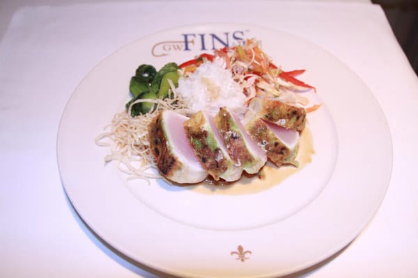 Eine weitere Gourmet-Adresse ist das "GW Fins", das zu den besten Seafoods-Restaurants in den USA gehört. Aufgetischt wird dort zum Beispiel butterzarter Mahimahi-Fisch in Kräuterkruste.