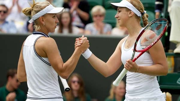 Jelena Wesnina gratuliert Sabine Lisicki (re.)