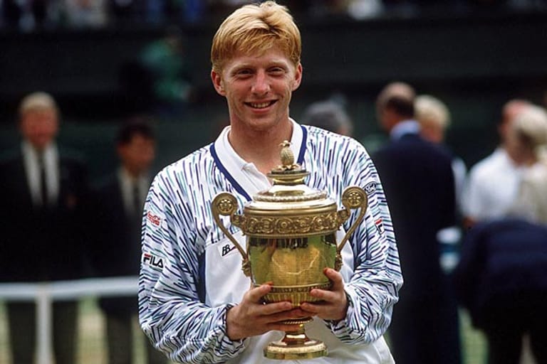 Mit einem routinierten Siegerlächeln nahm Boris Becker 1989 in London den Pokal entgegen.