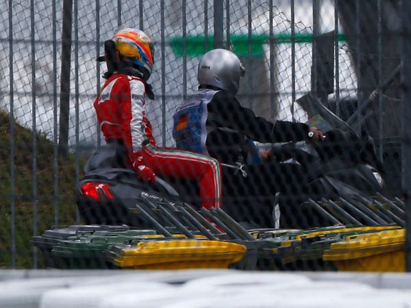 Fernando Alonso muss auf zwei Rädern zurück an die Box gebracht werden.
