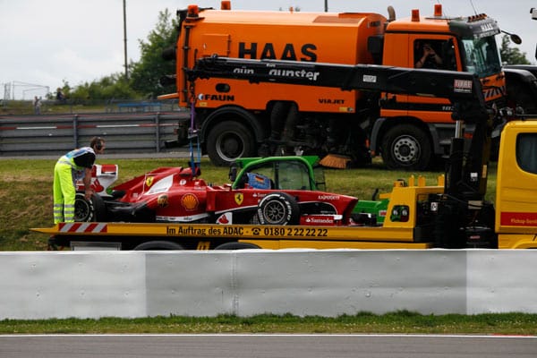 Beim ersten freien Training halten zwar die Reifen, der Ferrari von Fernando Alonso schafft dennoch nicht einmal eine Runde.
