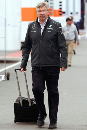 Ross Brawn kommt auf dem Nürburgring an, um seinen Pflichten als Mercedes-Teamchef wahrzunehmen.