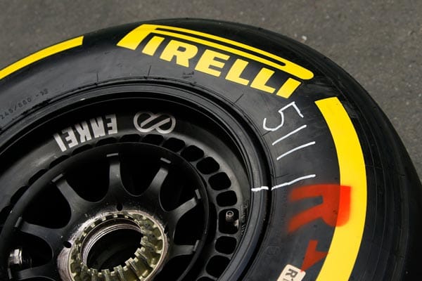 Nach den Reifenexplosionen von Silverstone handelt Pirelli und bringt einen neuen Hinterreifen mit nach Deutschland. Sie werden wie 2012 wieder mit Kevlar- statt mit Stahl-Gürteln versehen.