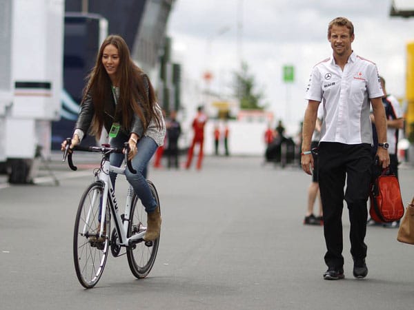 Jenson Button ist, wie es sich als Brite gehört, ganz Gentleman und geht für seine Freundin Jessica Michibata zu Fuß.