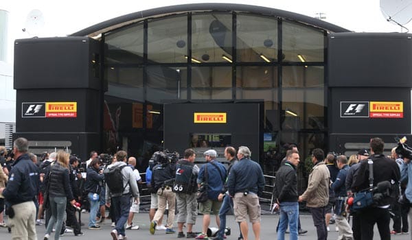 Das Pirelli-Hauptquartier am Nürburgring wird von den Medien belagert.