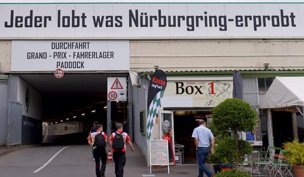 Erst stand der Grand Prix auf dem Nürburgring wegen finanzieller Probleme auf der Kippe, nun drohen die Fahrer mit Boykott, sollten die Reifen die Sicherheit erneut gefährden. Hoffen wir, dass die neuen Hinterreifen sich bei der Erprobung als tauglich erweisen.