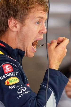 Sebastian Vettel ist in dieser Woche 26 Jahre alt geworden. Den Geburtstagskuchen lässt er sich nicht entgehen.