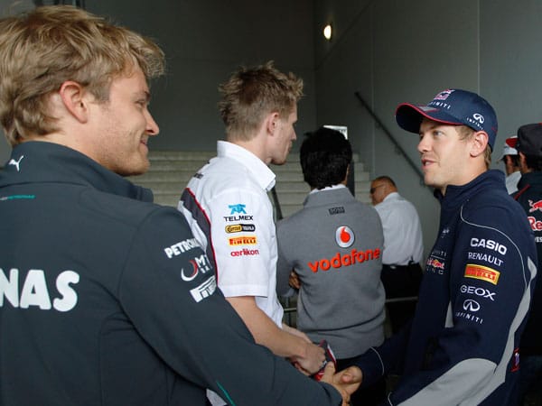 Aller Rivalität zum Trotz - fairer Handshake zwischen Nico Rosberg (li.) und Sebastian Vettel.