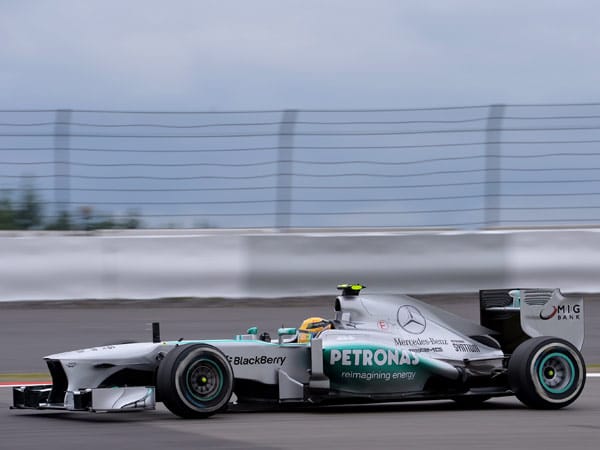 Im ersten Training liefern die Silberpfeile eine Demonstration ab. Lewis Hamilton brennt die Bestzeit in den Asphalt mit mehr als einer Sekunde Vorsprung vor dem ersten Nicht-Mercedes.