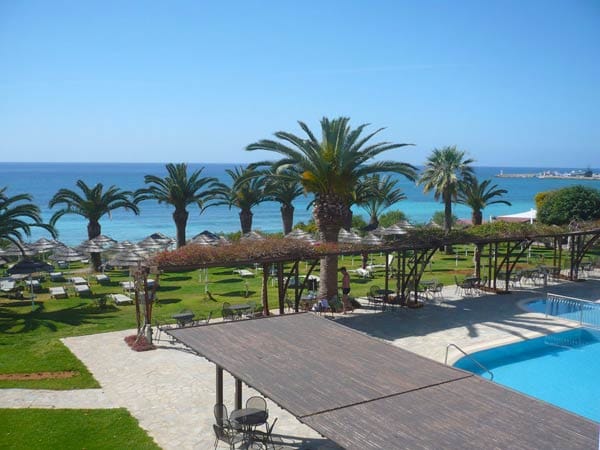 "Hotel Alion Beach": Ferien ohne Handtuchschlachten: Das Alion Beach vergibt feste Liegeplätze mit Sonnenschirmen.