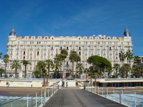 "Hotel Carlton Intercontinental": Mitten in der Glitzerwelt von Cannes versprüht die Belle-Epoche-Fassade historischen Charme.
