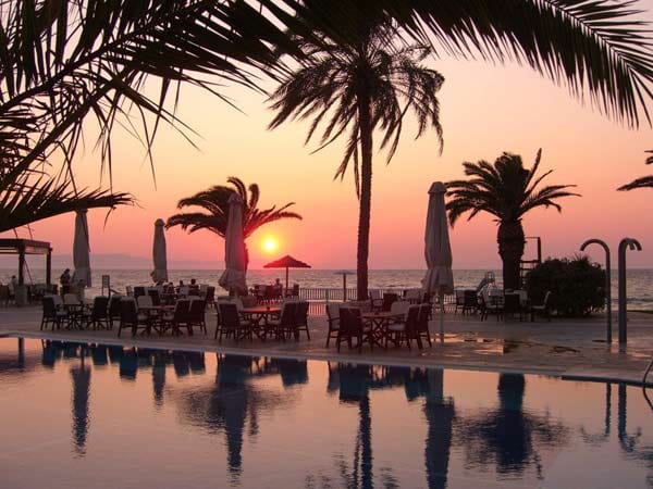 "Hotel Kyllini Beach Resort": Begrüßungscocktails, frisch zubereitete Speisen und fernöstliche Massage-Behandlungen sprechen für sich.