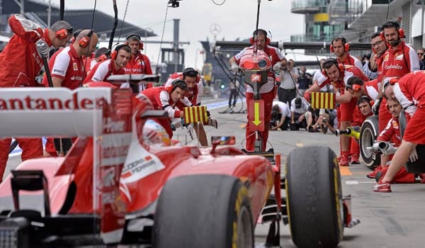 Alle Augen auf den Spanier: Die Ferrari-Crew wartet auf Fernando Alonso.