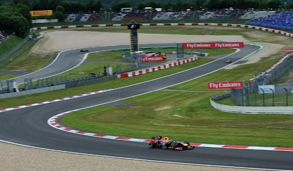 Sebastian Vettel ist im dritten freien Training mehr als eine halbe Sekunde schneller als die Konkurrenz und setzt damit eine deutliches Zeichen.