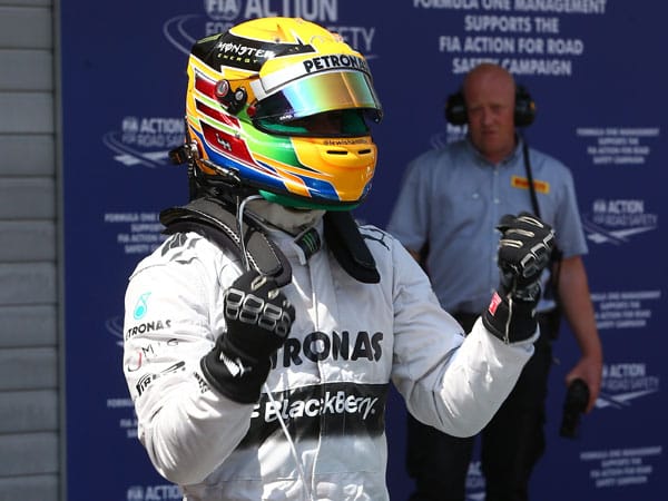 Anstelle des Deutschen jubelt Lewis Hamilton über die Pole Position.