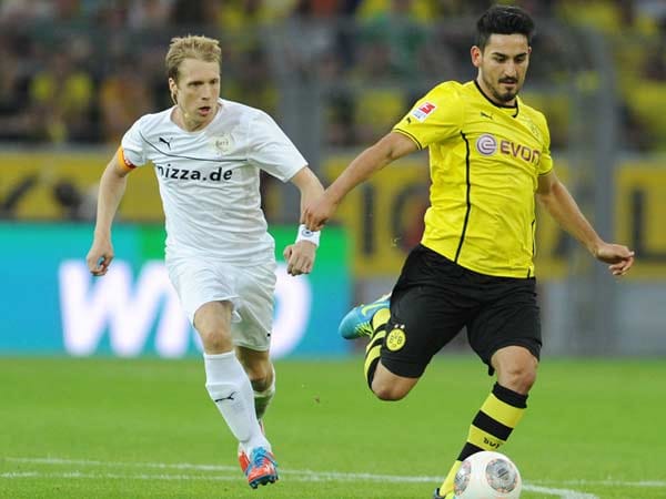 Sichtlich engagiert zeigte sich Comedian Oliver Pocher beim Benefiz-Kick seiner Promi-Elf gegen den BVB: Hier ist er gerade Dortmunds Mittelfeld-Ass Ilkay Gündogan auf den Fersen.