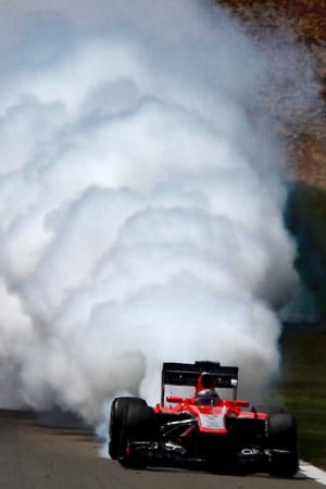 Jules Bianchis Marussia hat einen kapitalen Motorschaden. Sowas sieht man in letzter Zeit nur noch selten.