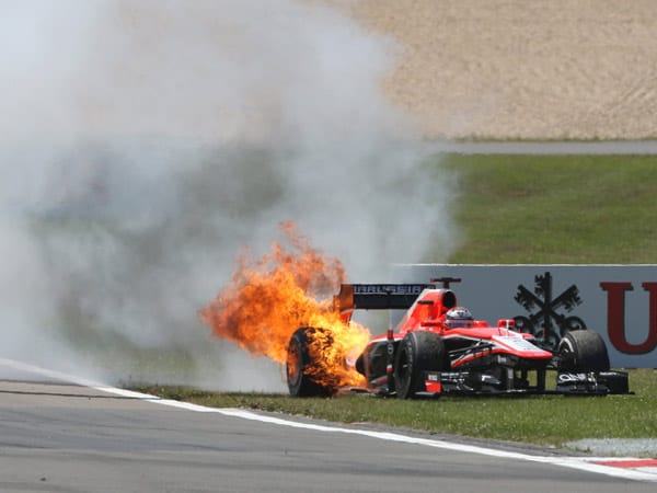 Als Bianchi den Boliden abstellt, fängt er Feuer.