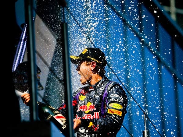 Vettel feiert seinen Triumph mit Champagner.
