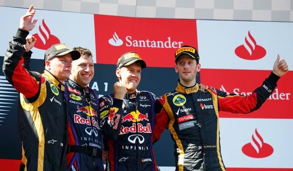 Zweiter wird Kimi Räikkönen (li.), Dritter Romain Grosjean (re.).