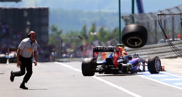 Im Rennen fliegt beim Boxenstopp von Mark Webber dessen Reifen weg und trifft einen Kamermann. Der erleidet Brüche und eine Gehirnerschütterung. Webber kann nach einem erneuten Reifenwechsel weiterfahren.