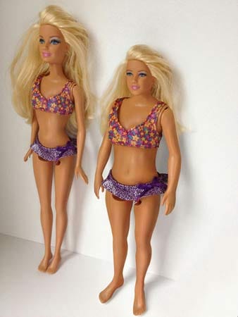 Bei der Gegenüberstellung der beiden Puppen wird deutlich, wie unnatürlich Barbies Körper ist: Der überproportionierte Kopf und die winzigen Hände und Füße, muten beinahe grotesk an.