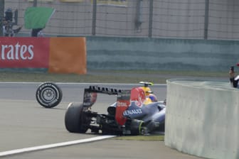Umherfliegende Reifen nach einem Unfall oder nach einem missratenen Boxenstopp - wie zuletzt am Nürburgring - sorgen immer wieder für Gefahr. Hier trifft es einmal mehr Mark Webber.