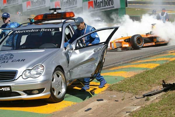 Ex-Formel-1-Pilot Nick Heidfeld ist 2002 in einen kuriosen Unfall verwickelt: Nach dem Crash von Enrique Bernoldi eilt das Medical Car zur Unfallstelle. Als der Fahrer die Tür öffnet, kommt der Mönchengladbacher angerast und rauscht in die Tür.