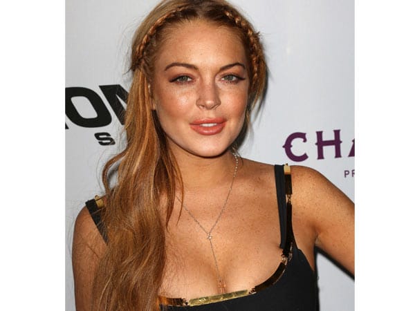 Lindsay Lohan wurde beschuldigt, bei einem Juwelier eine Halskette gestohlen zu haben. Ein Überwachungsvideo zeigte, wie sie sich das teure Stück anlegte. Nachdem die Polizei Ermittlungen wegen Diebstahls aufgenommen hatte, gab eine Mitarbeiterin Lohans die Kette auf einer Wache zurück. Lohans Statement dazu: Sie habe die Kette nur ausleihen wollen...